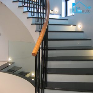 den cam ung cau thang 1